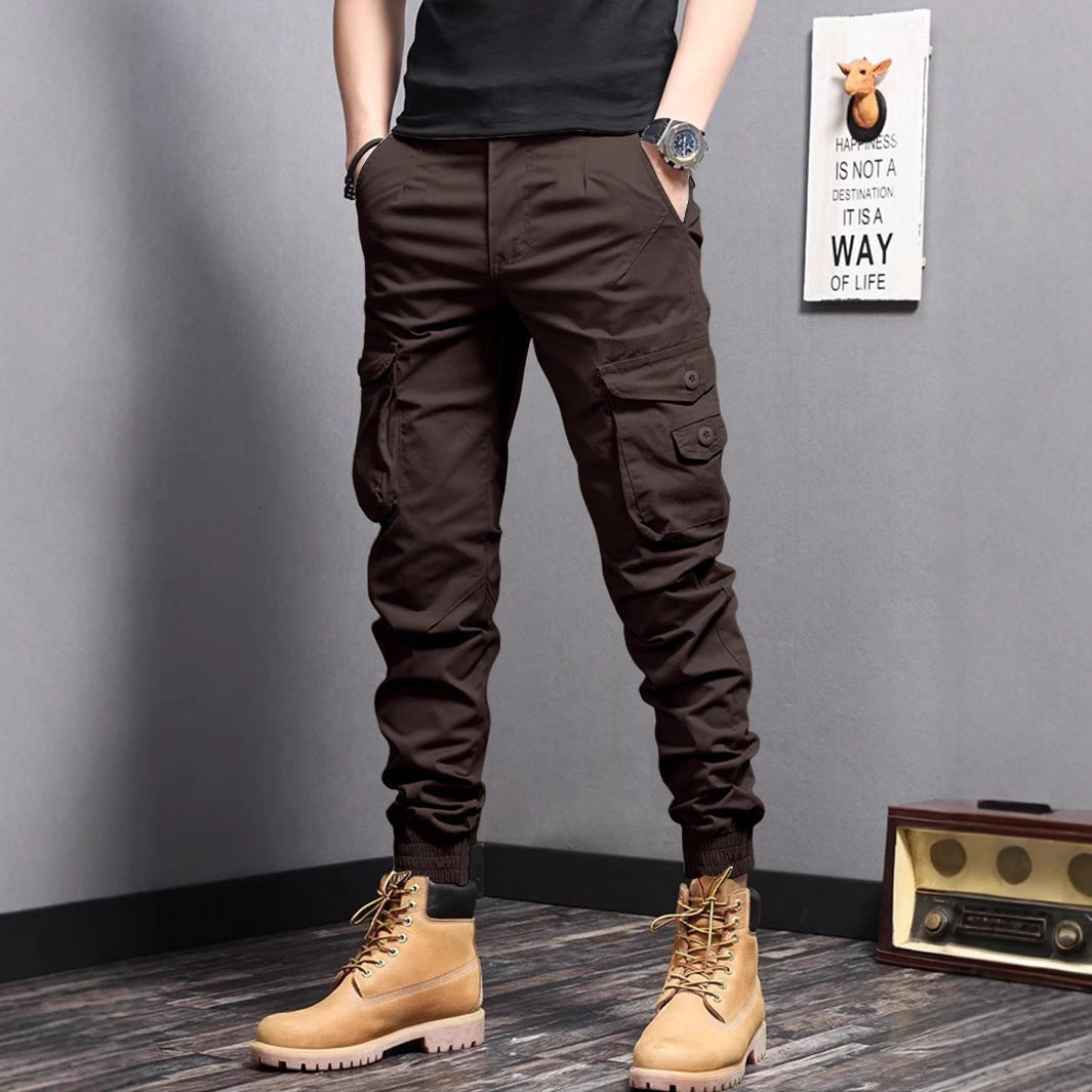 Pantaloni cargo uomo moderni con coulisse e multi-tasche, perfetti per lavoro o look casual versatile.