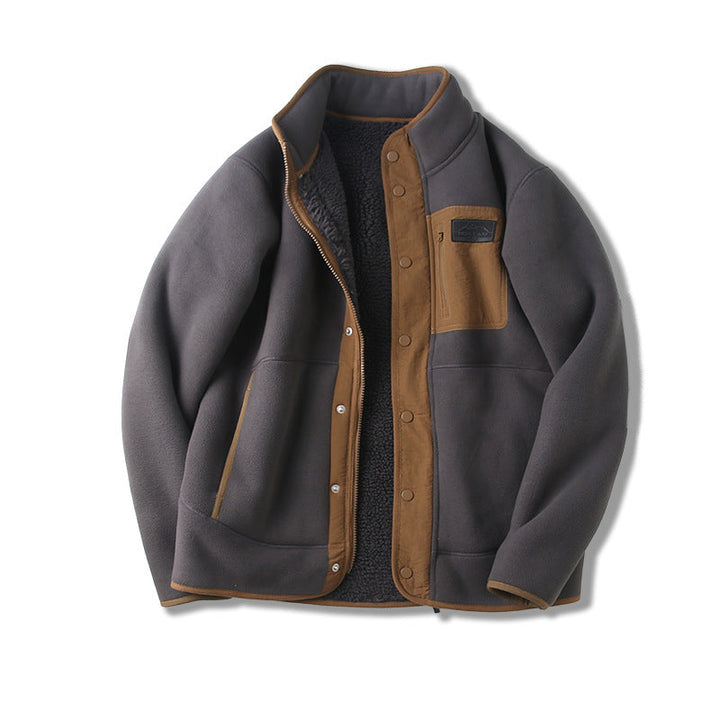 Elegante giacca uomo trapuntata con collo alto e tasche pratiche, perfetta per l'abbigliamento casual.
