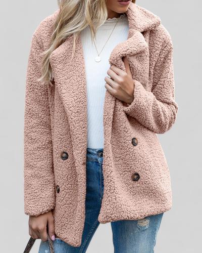 Abbigliamento autunnale: cappotto donna elegante, morbido al tatto e dal design moderno.