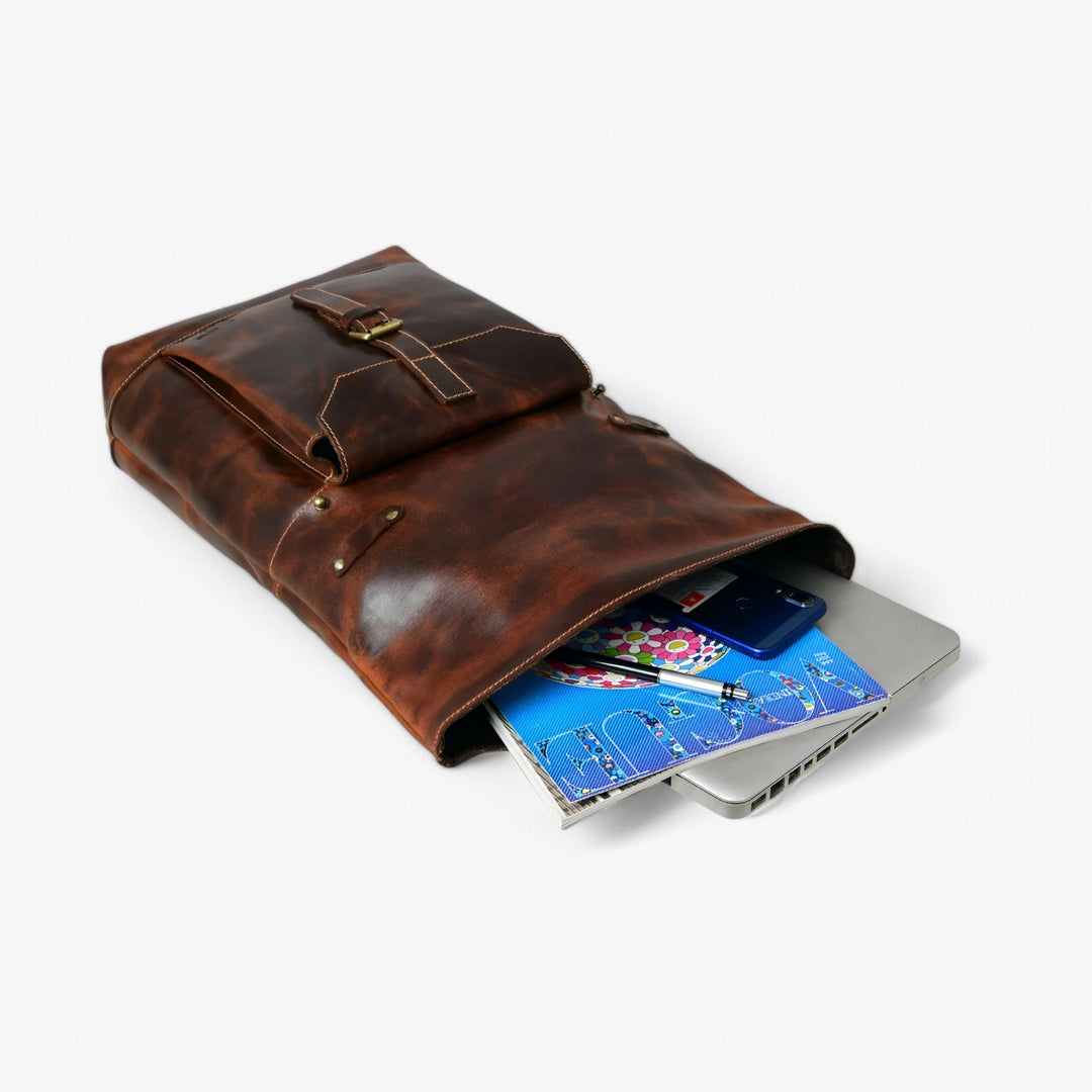 Zaino roll top marrone, vista frontale. Design pulito ed elegante, adatto a tutti gli stili.