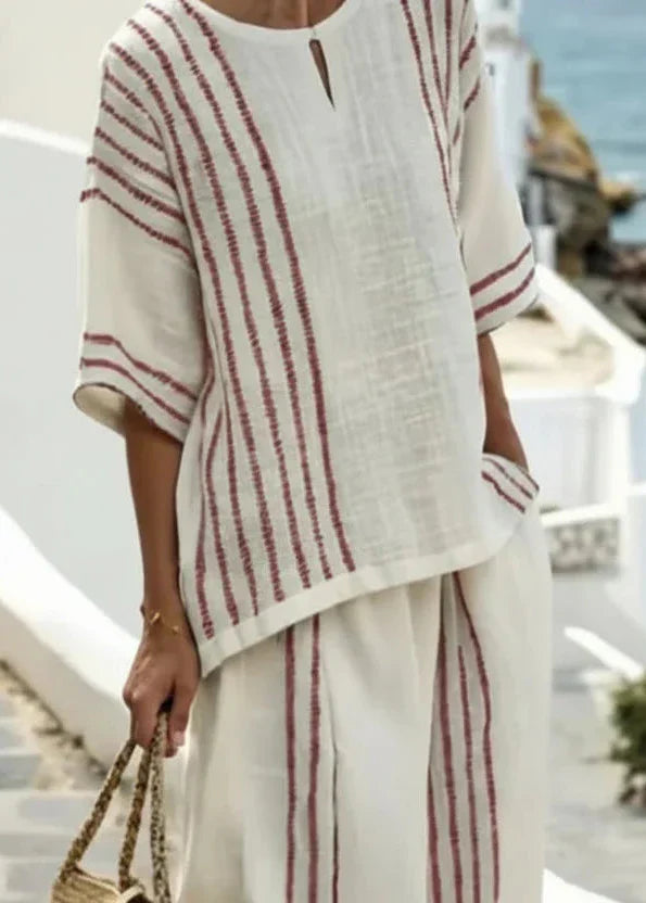 Abbigliamento donna: completo estivo a righe, top senza maniche e pantaloni ampi. Outfit comodo alla moda.