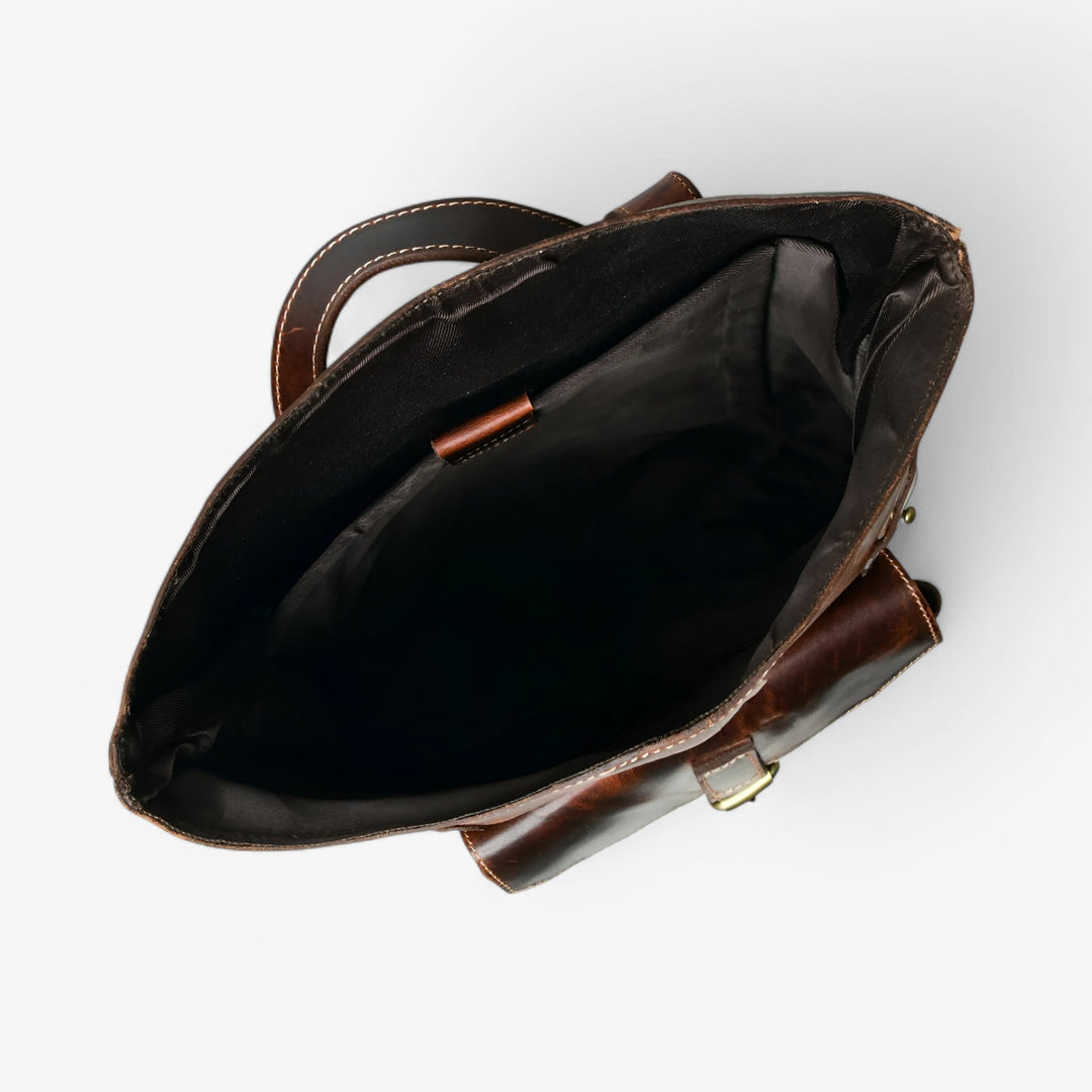 Zaino marrone unisex per viaggio o uso quotidiano, stile moderno e minimalista. Comfort e funzionalità.