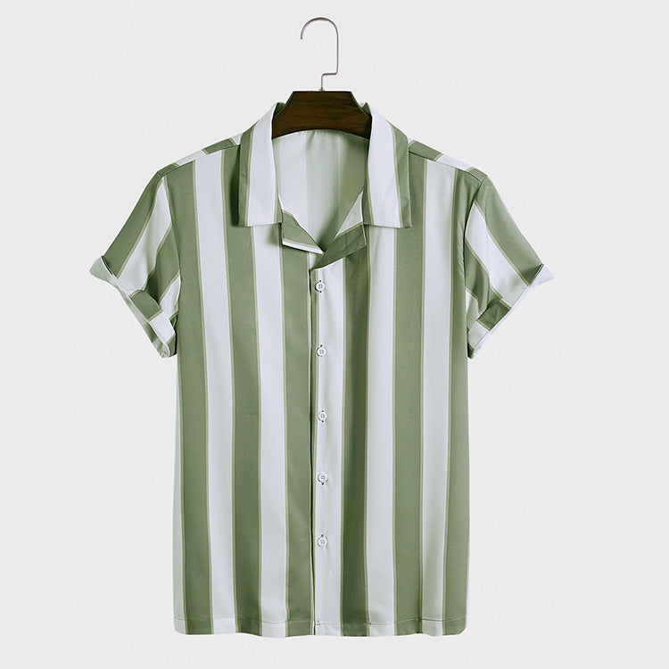 Completo uomo due pezzi coordinato, camicia floreale estiva e pantaloncini, ideale per vacanze e tempo libero.