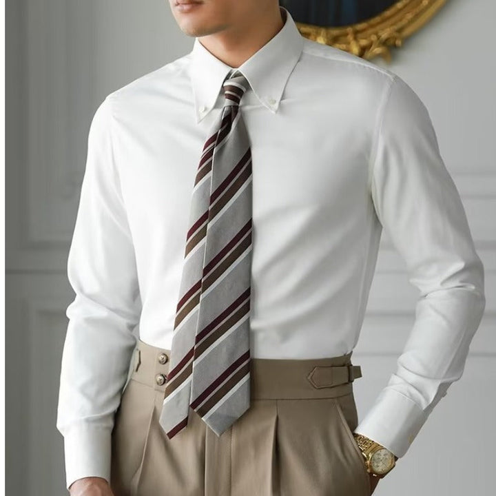 Camicia uomo bianca casual con bottoni, manica lunga. Stile essenziale e vestibilità confortevole per tempo libero o ufficio.