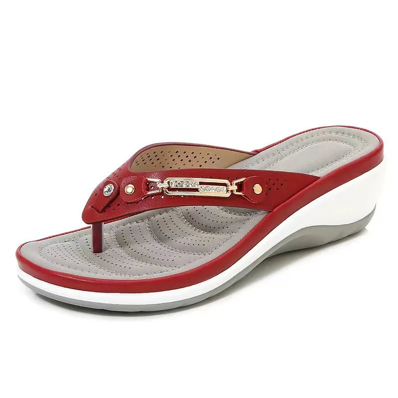 Pantofole donna estive traspiranti con zeppa bassa e plantare ortopedico per comfort quotidiano.