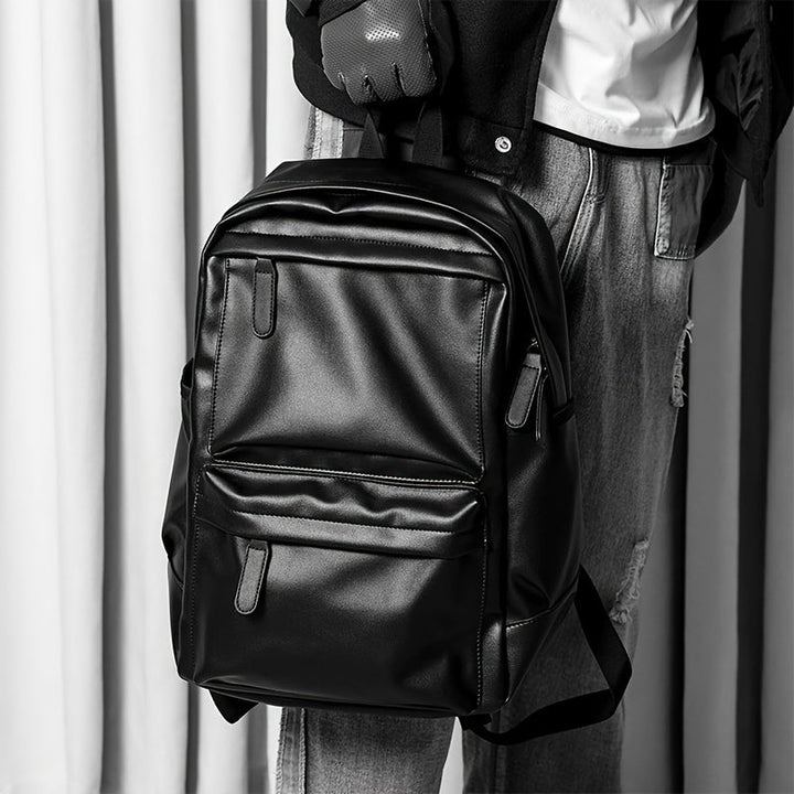 Zaino uomo nero, design minimalista e pratico, ottimo per la città, ufficio o gite veloci.