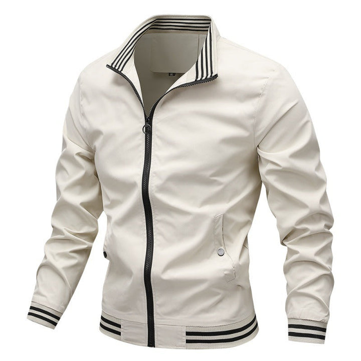 Giacca da uomo primaverile con collo alto, tessuto leggero e tasche. Perfetta per look casual.