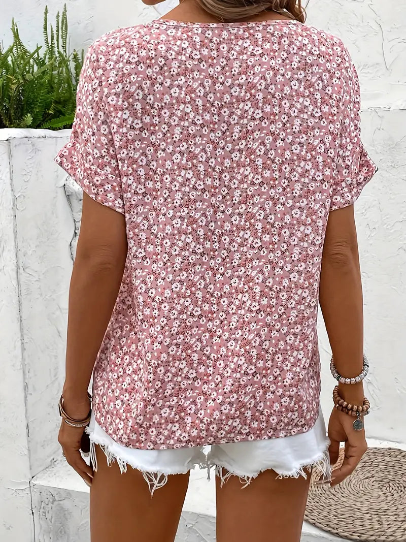 Elegante blusa floreale donna maniche corte, perfetta per outfit estivi. Moda versatile per look casual chic o raffinati.
