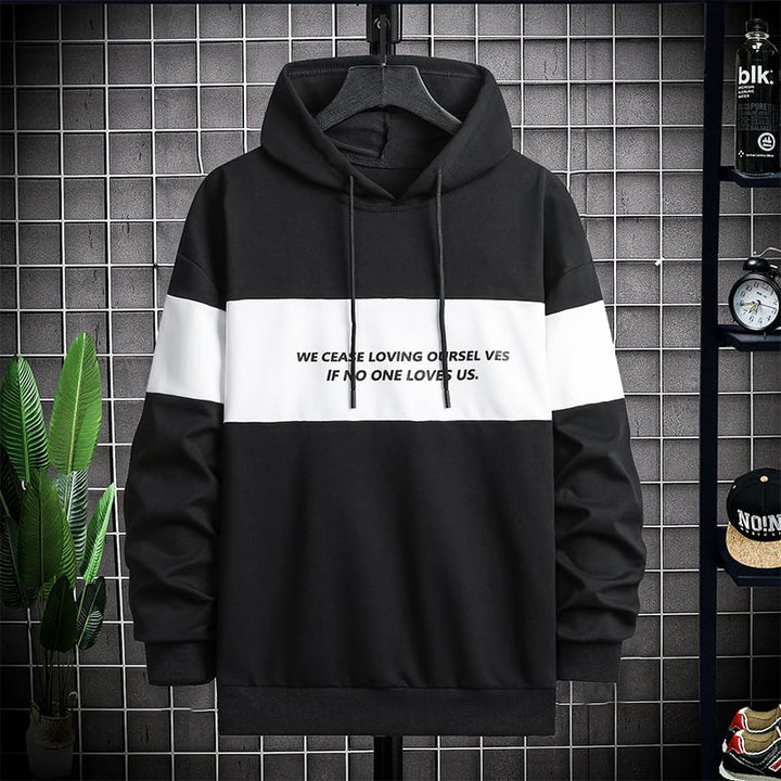 Felpa con cappuccio uomo casual in morbido cotone, con tasca a marsupio e spalle scese per comfort e stile rilassato.