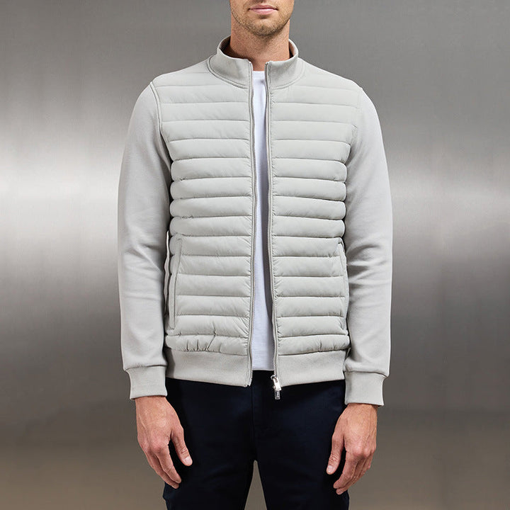 Elegante giacca uomo trapuntata silver con collo alto. Ottima per autunno, primavera e look casual chic.