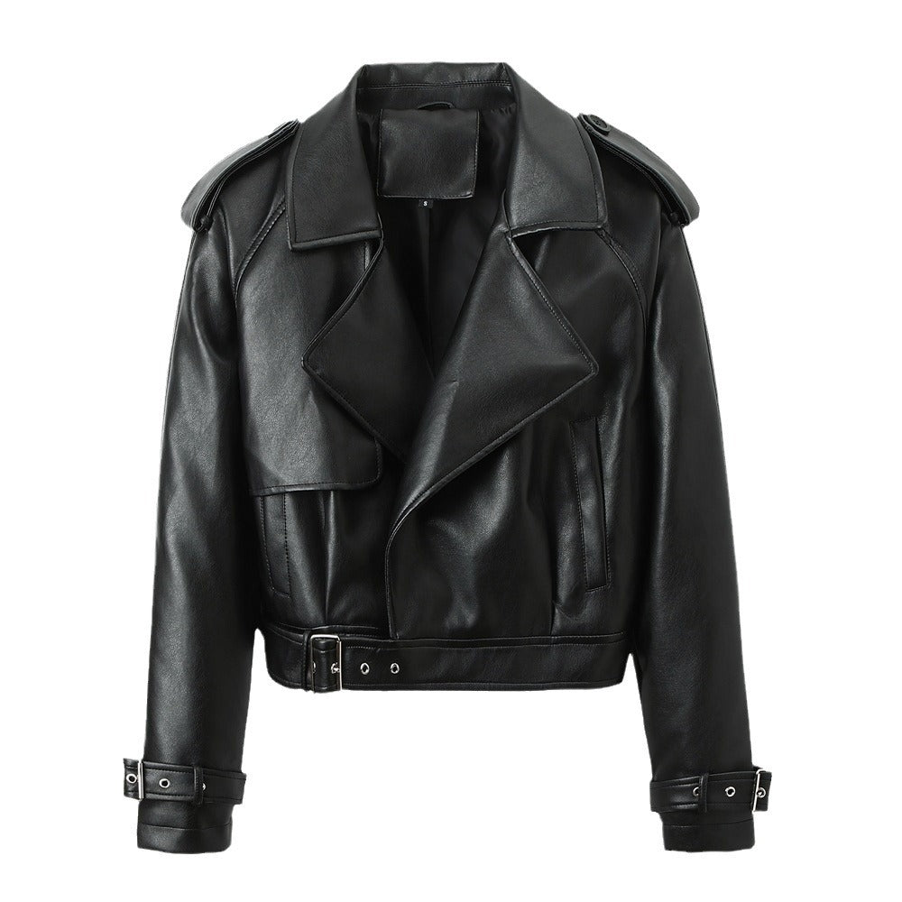 Giacca donna versatile con cintura, in nero classico, perfetta per un look invernale elegante e alla moda.