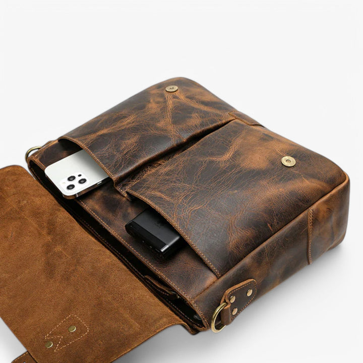 Accessorio borsa messenger vintage marrone con fibbie, stile unisex in similpelle, versatile per ogni occasione.
