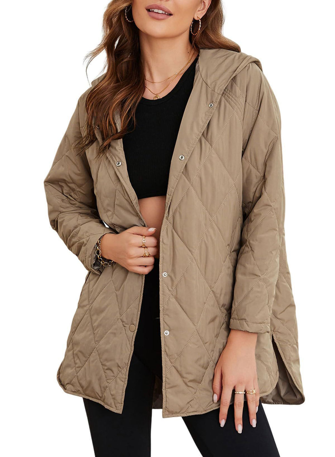 Moda autunno: giacca donna trapuntata con cappuccio, perfetta per un look casual chic.