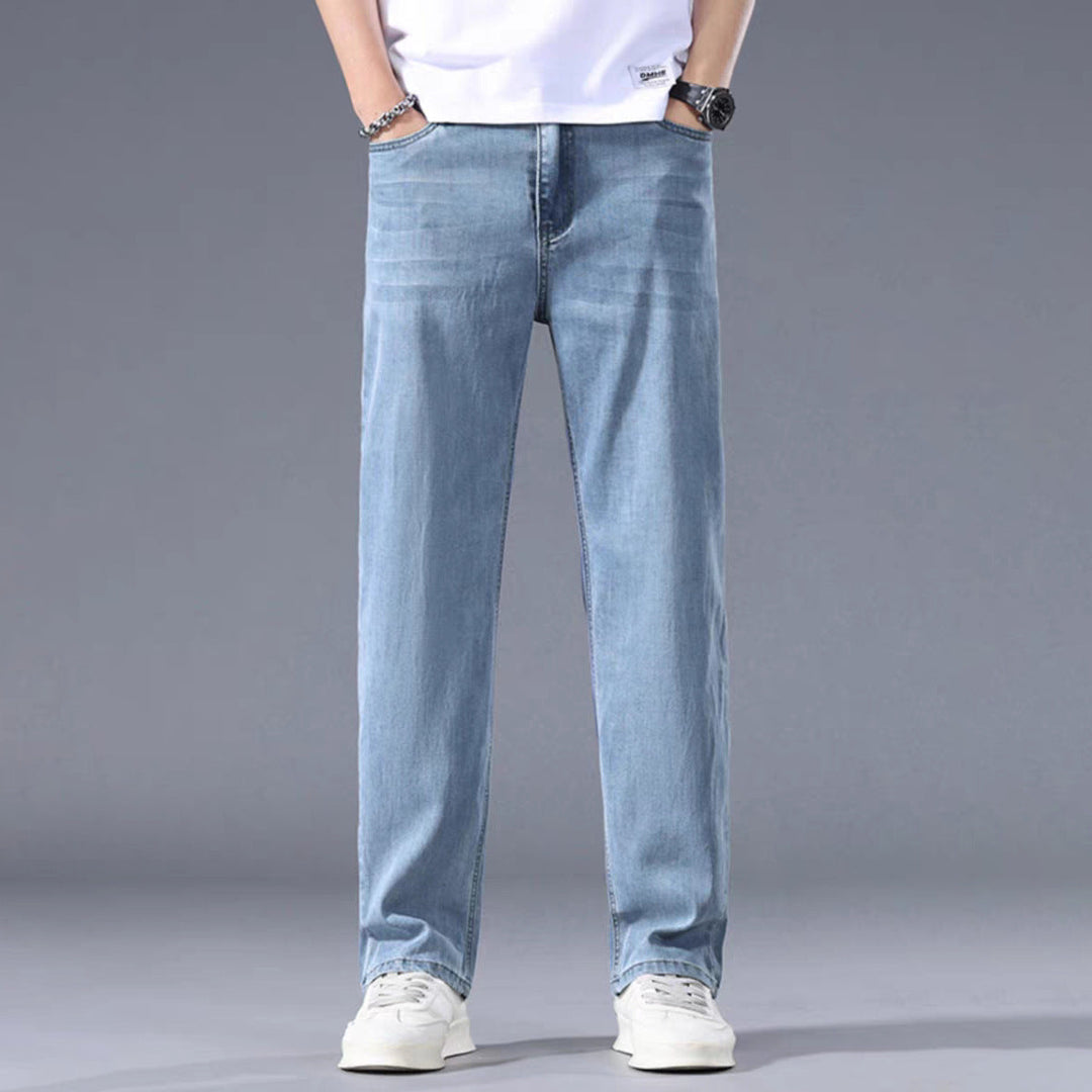 Look casual con pantaloni uomo slim fit moderni. Vita media, ideali per un abbigliamento versatile e alla moda.