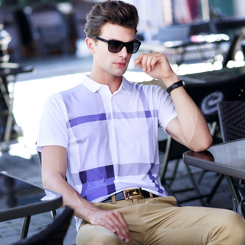 Polo uomo blu business casual a maniche corte, ideale per uno stile estivo elegante e confortevole.