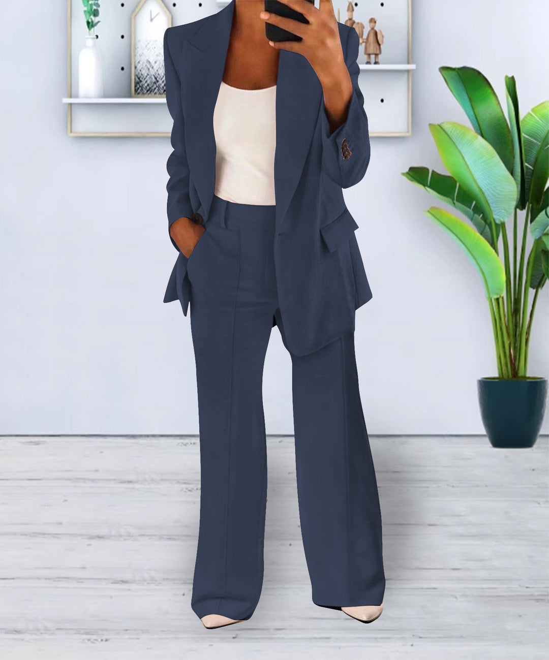 Blazer e pantaloni donna: completo versatile per un look casual ma raffinato, adatto a ogni giorno.