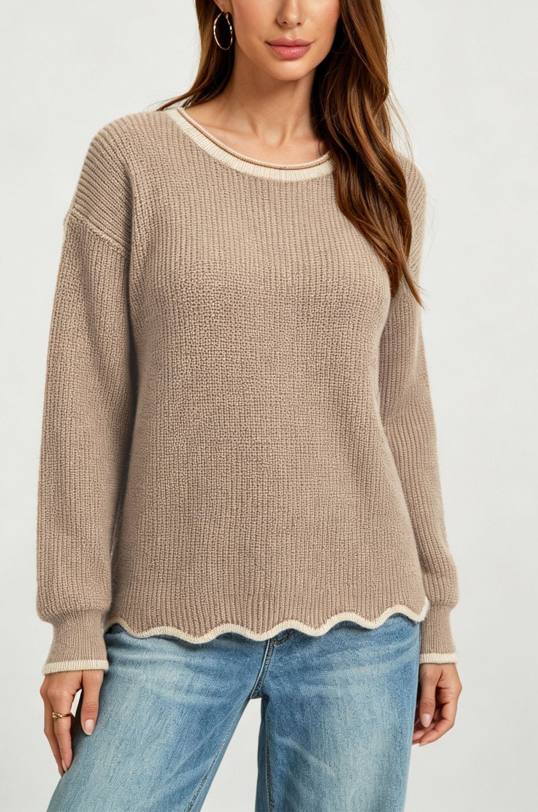 Maglione donna beige, maglia girocollo ampia. Caldo e versatile per il freddo autunno inverno.