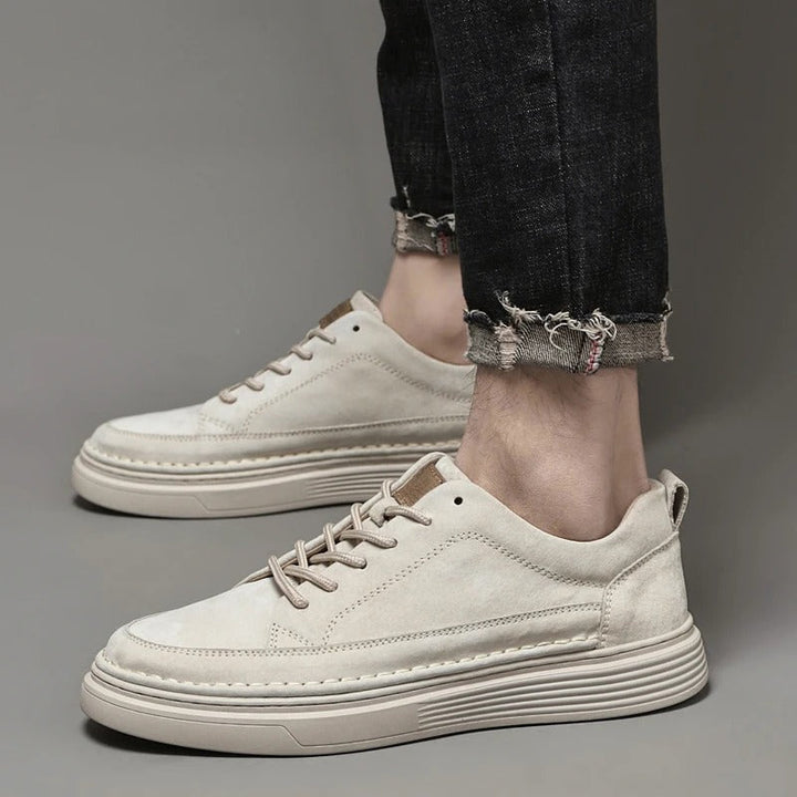 Sneakers uomo per uno stile quotidiano rilassato, ammortizzate e con vestibilità comoda. Beige, bianco, arancio.