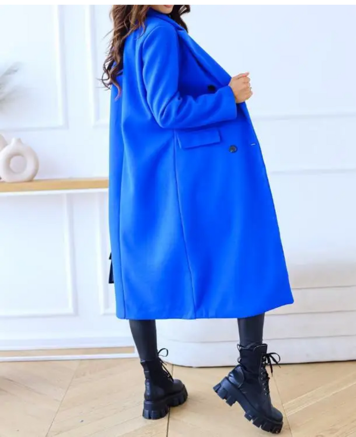 Soprabito lungo aderente da donna, eleganza e protezione dal freddo.