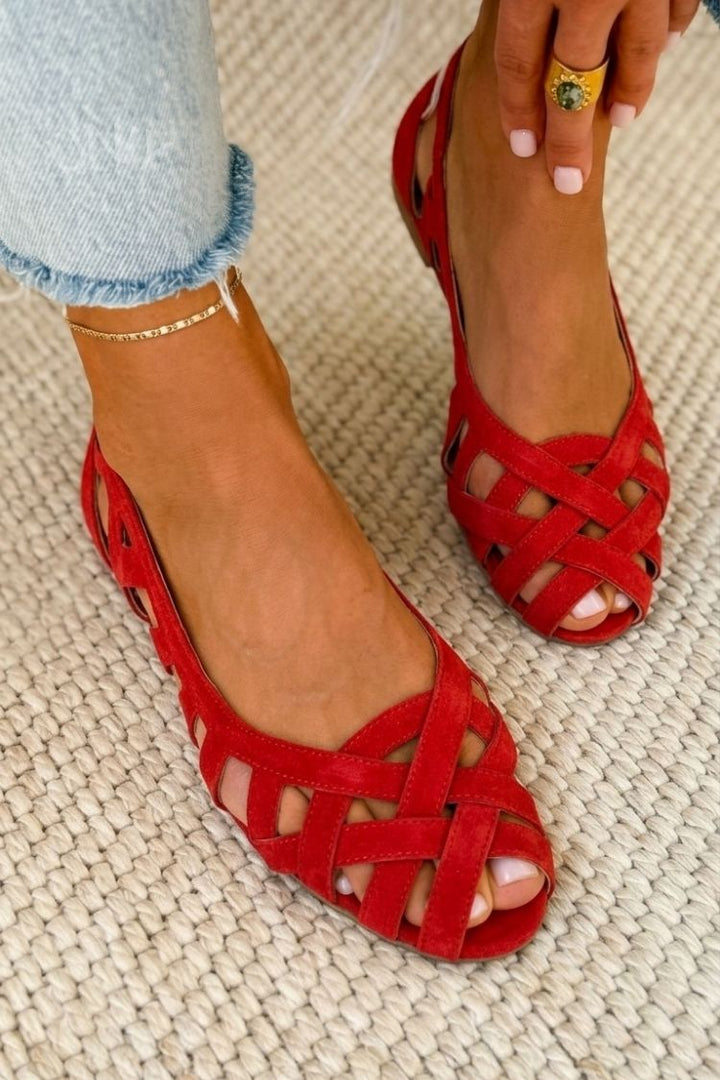Sandali piatti donna intrecciati, modello versatile per outfit casual estivi, moda e praticità.
