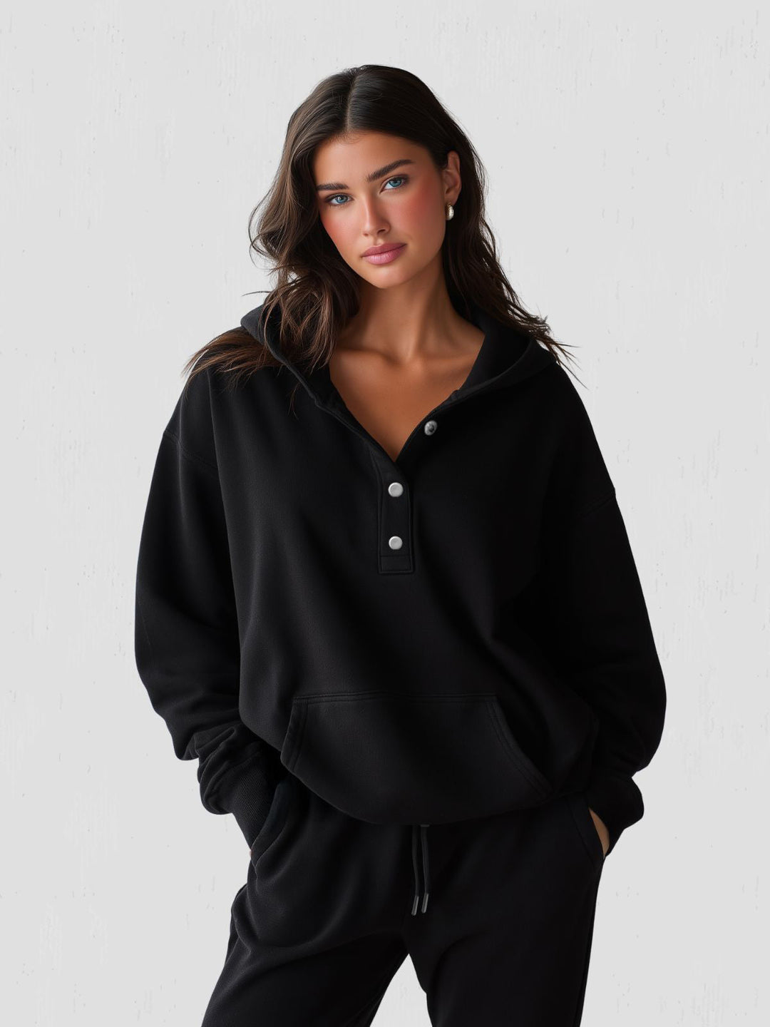 Felpa donna oversize con cappuccio, stile streetwear con bottoni a pressione, comfort e tendenza moda autunnale.