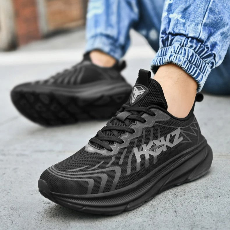 Scarpe da running donna indossate, supporto per allenamento, ammortizzate per comfort e performance.
