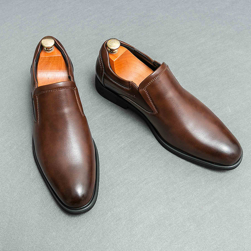 Calzature uomo slip-on eleganti e versatili. Mocassini comodi per business, ufficio e outfit di moda tutto l'anno.