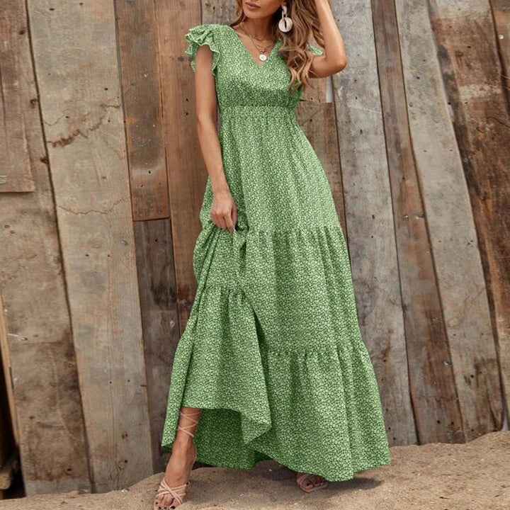 Primo piano su stampa floreale di un maxi abito estivo bohemien da donna con scollo a V. Colori vivaci.