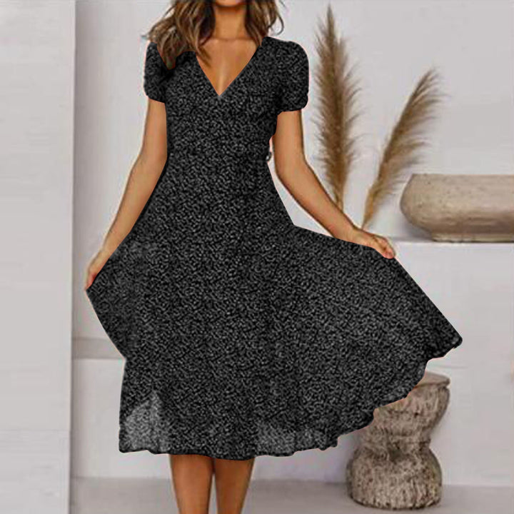 Abito donna linea A midi moda primavera con scollo V e gonna fluida. Perfetto per eventi casual o serate estive eleganti.