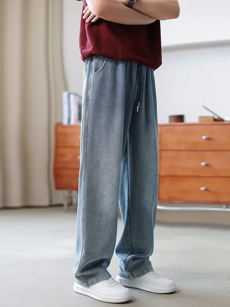 Pantaloni uomo dritti neri, lavaggio casual. Offrono un fit ampio e comfort quotidiano per abbigliamento primavera.