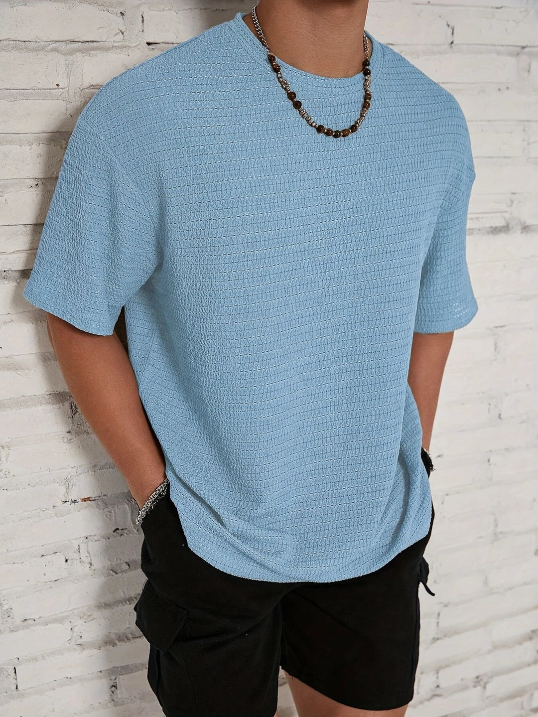 Maglietta uomo maniche corte con texture, versatile per abbigliamento casual estivo e look rilassato.
