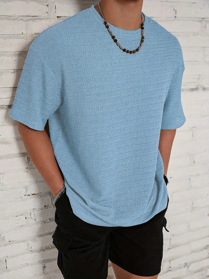 Maglietta uomo maniche corte con texture, versatile per abbigliamento casual estivo e look rilassato.