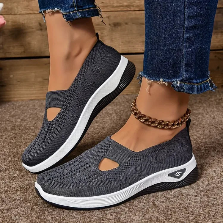 Vista laterale delle scarpe donna slip-on, evidenziando il design sportivo, la leggerezza e il tessuto traspirante.