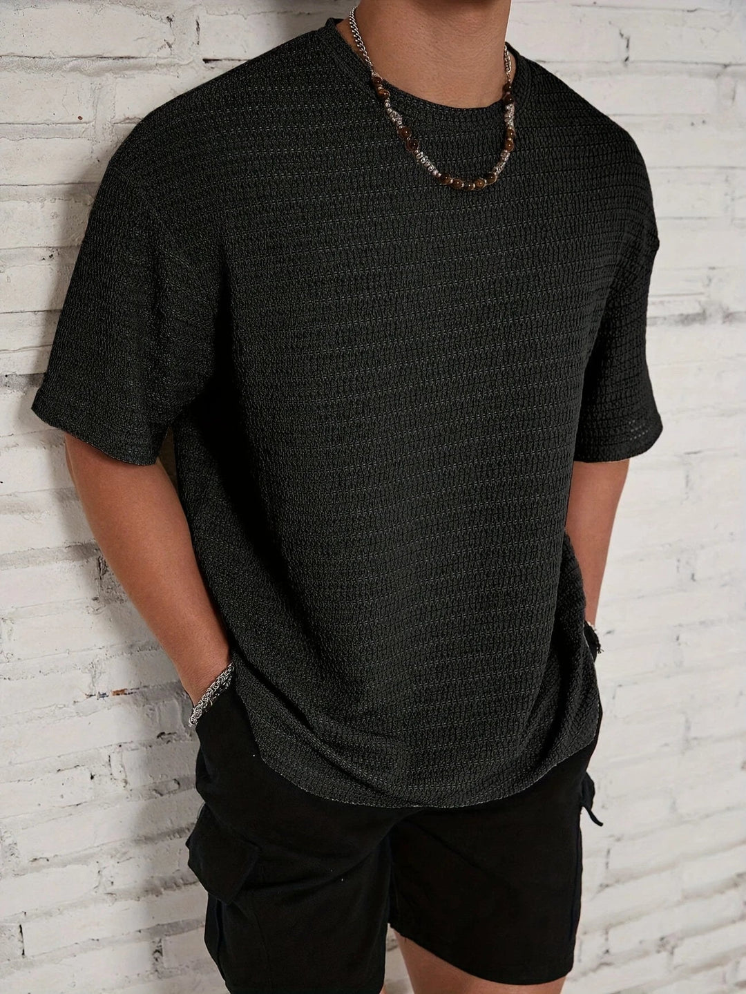 Maglietta uomo casual con texture sottile, maniche corte, ideale per un look estivo confortevole e quotidiano.