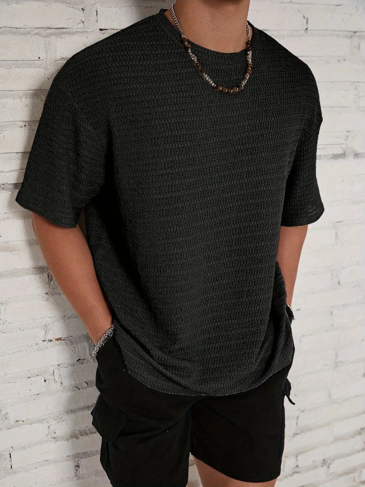 Maglietta uomo casual con texture sottile, maniche corte, ideale per un look estivo confortevole e quotidiano.