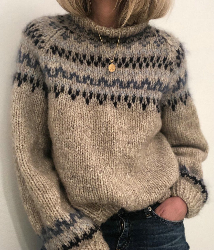 Pullover donna elegante con stampa floreale e collo rotondo, ideale per un comfort moderno e stile autunno.