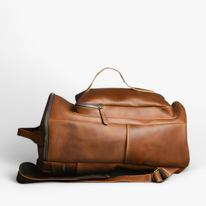 Dettaglio dello zaino unisex marrone minimal, con finiture eleganti, perfetto per adulti in viaggio o per uso quotidiano.