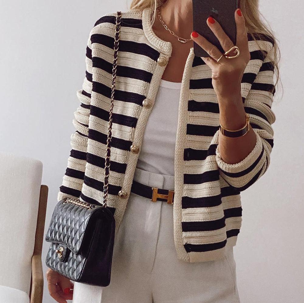 Cardigan donna a righe color block con bottoni, stile casual e versatile per maglieria quotidiana.