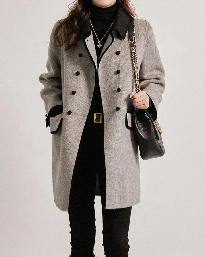 Cappotto donna elegante grigio, dettagli a contrasto e bottoni. Capo lungo e versatile per moda invernale.