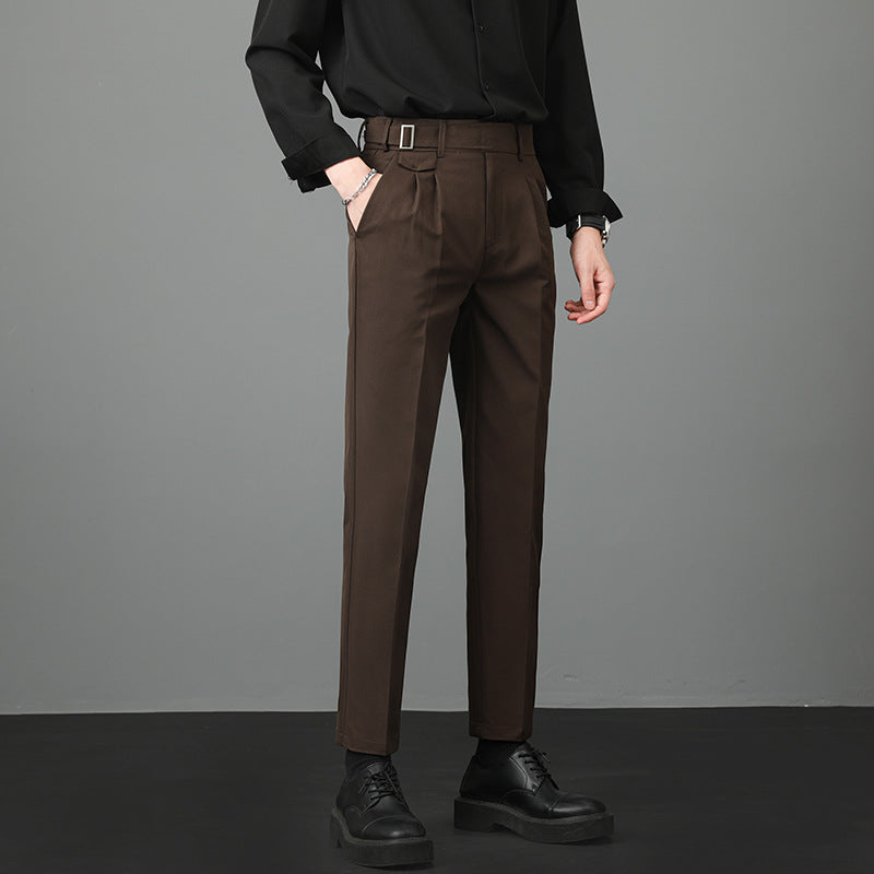 Pantaloni uomo slim fit diritti marroni. Perfetti per occasioni eleganti o outfit casual smart. Moda maschile versatile.