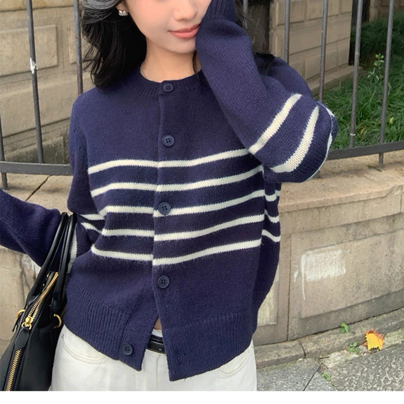Cardigan donna a righe casual chic con collo rotondo, perfetto per outfit quotidiani e comfort.