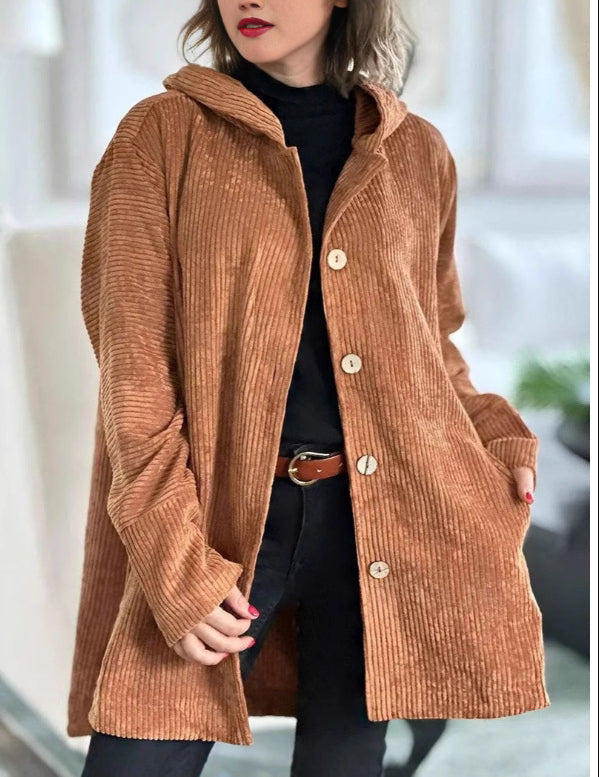Giacca donna con cappuccio, abbottonata, casual, outerwear, moda femminile, versatile.