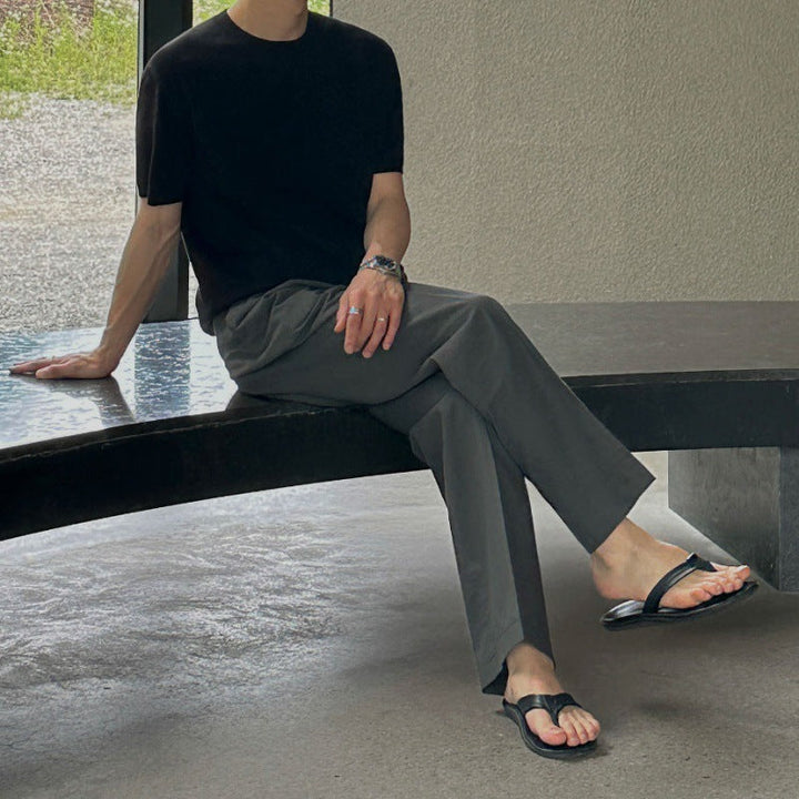 Pantaloni casual grigi da uomo, con taglio a gamba dritta, offrono massimo comfort e versatilità di stile.