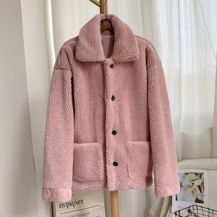 Giacca invernale da donna, elegante e calda, lunghezza media, ideale per affrontare il freddo con stile.