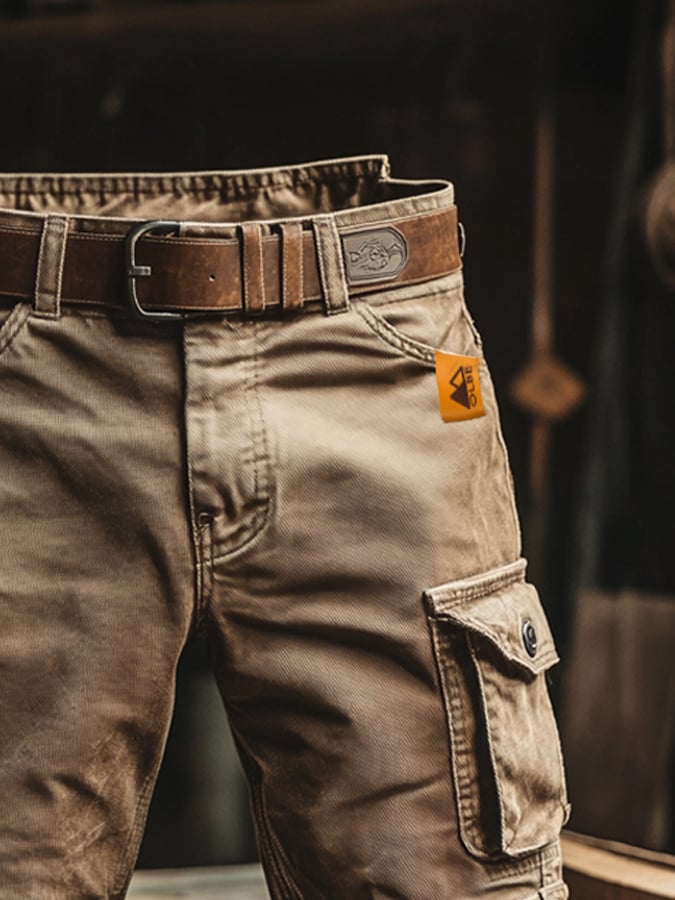 Pantaloncini cargo neri da uomo, casual e robusti per l'estate, con design resistente e tasche funzionali.