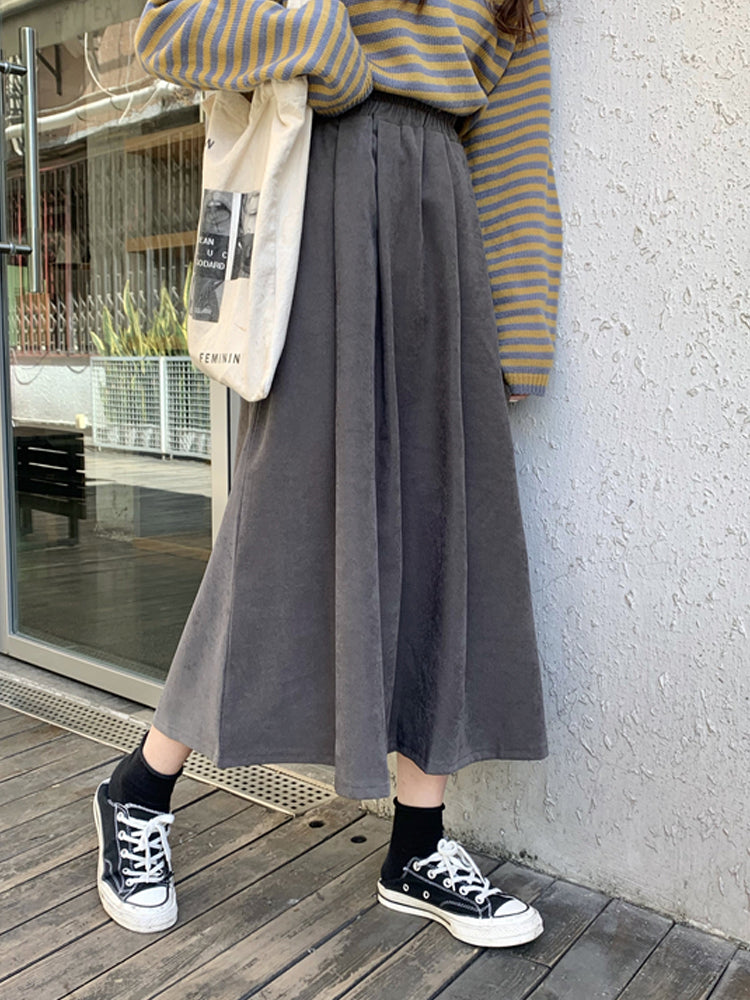 Gonna midi svasata da donna con vita alta, perfetta per look eleganti, casual o da ufficio. Moda autunno inverno.