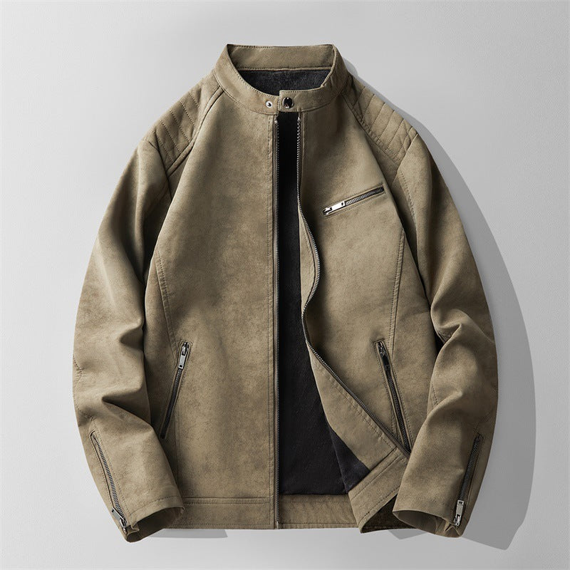 Giacca bomber uomo in effetto camoscio, nero, con colletto alto. Perfetta per la moda maschile autunnale.