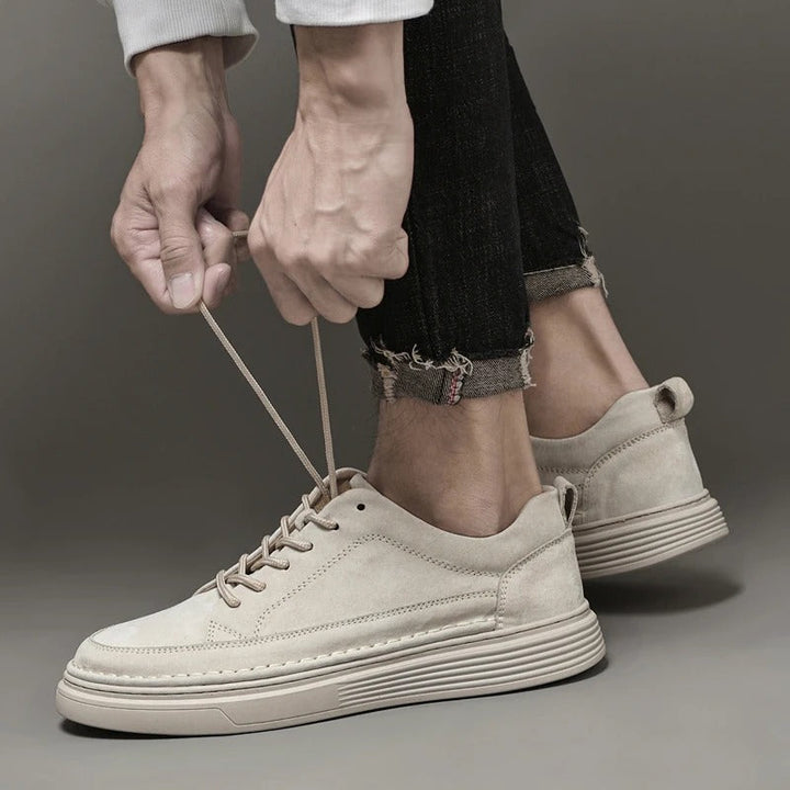 Calzature uomo per comfort superiore, ammortizzazione ottimale e ampia vestibilità. Beige, bianco, arancio moda.