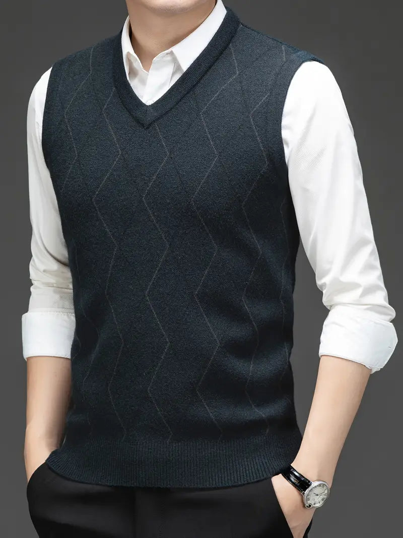 Gilet uomo slim fit con scollo a V, elegante ma casual, ideale per un abbigliamento versatile e di moda.