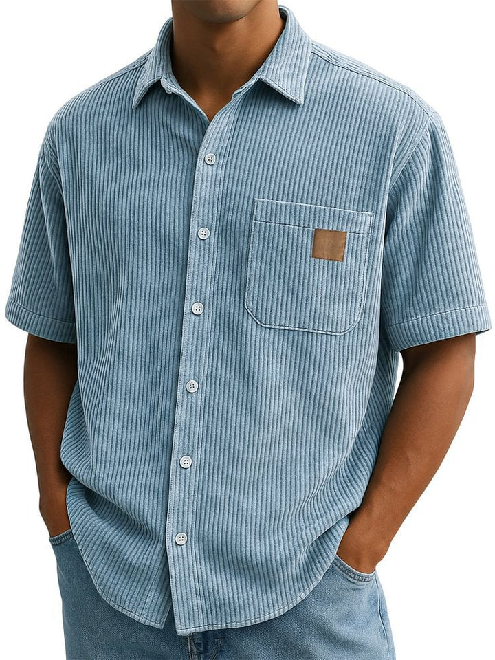 Outfit: camicia uomo maniche corte, taschino effetto velluto. Perfetta per moda estiva casual.